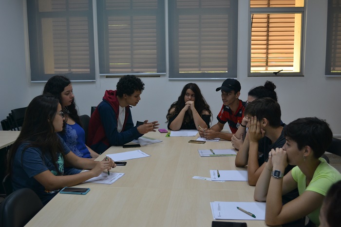 Entre as atribuições do representante está a de incentivar os movimentos esportivos e zelar pela conservação da sala de aula